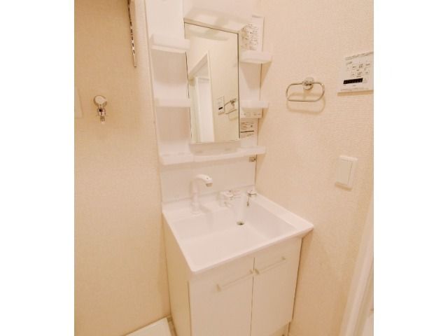 ��ʌ�����s������R���ڂ̃A�p�[�g�̐��ʏ�