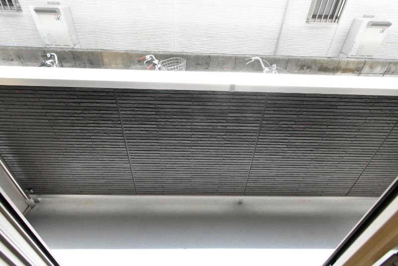 ��ʌ�����s������R���ڂ̃A�p�[�g�̃o���R�j�[