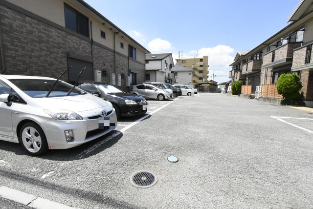 ��ʌ��������܎s��{��O���S���ڂ̃A�p�[�g�̒��ԏ�