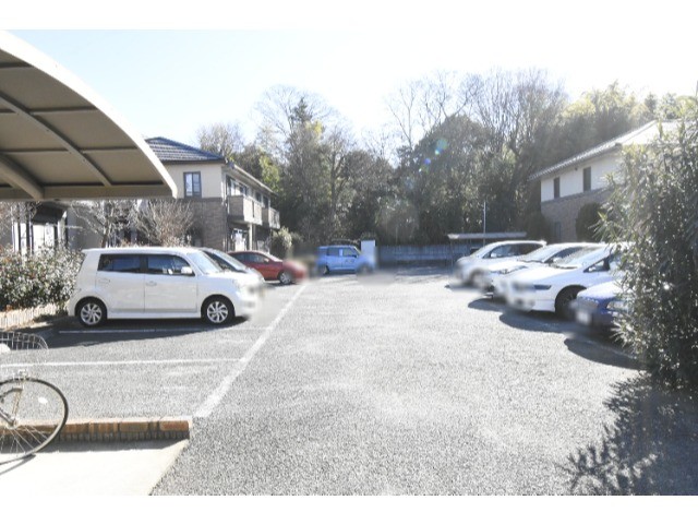 ��ʌ��������܎s�k��{�����̃A�p�[�g�̒��ԏ�