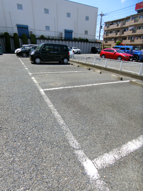 ��ʌ�����s�k����Q���ڂ̃}���V�����̒��ԏ�