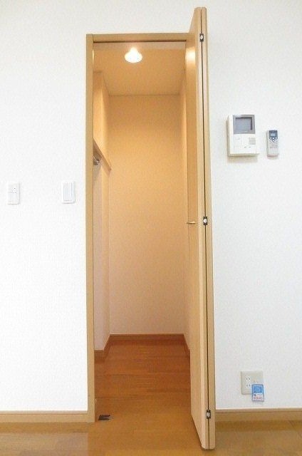 ��ʌ������s�V�����X���ڂ̃A�p�[�g�̎��[