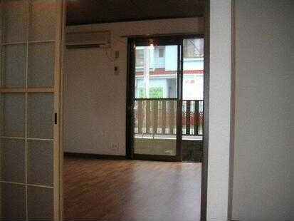 ��ʌ��z�J�s�J�����P���ڂ̃A�p�[�g�̃o���R�j�[