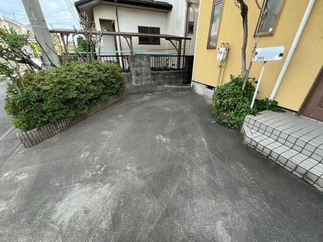 ��ʌ��z�J�s��h���P���ڂ̃e���X�n�E�X�̒��ԏ�