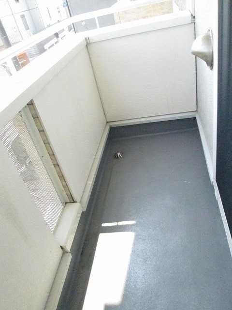 ��ʌ��@�c�s�Β��R���ڂ̃A�p�[�g�̃o���R�j�[