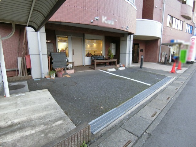 ��ʌ�����s�����P���ڂ̃}���V�����̒��ԏ�