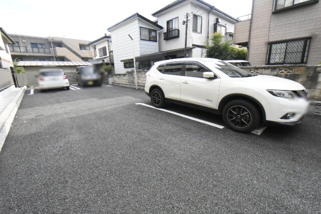 ��ʌ�����s�����Q���ڂ̃A�p�[�g�̒��ԏ�