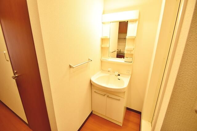 ��ʌ��z�J�s���������̃A�p�[�g�̐��ʏ�