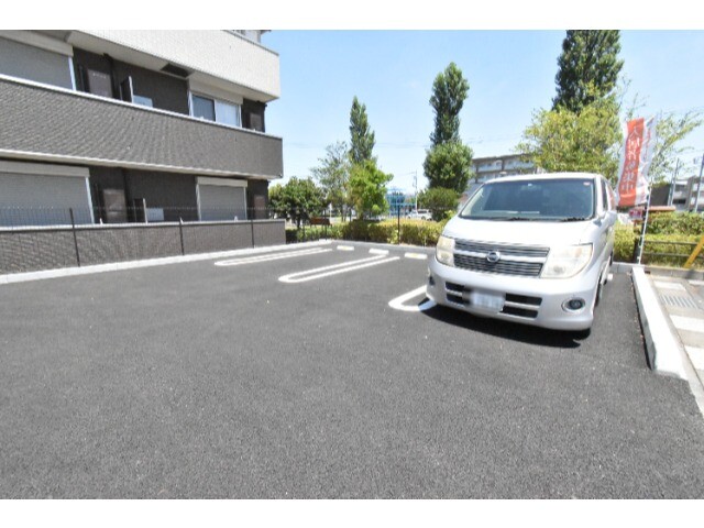 ��ʌ��z�J�s���C�N�^�E���Q���ڂ̃A�p�[�g�̒��ԏ�