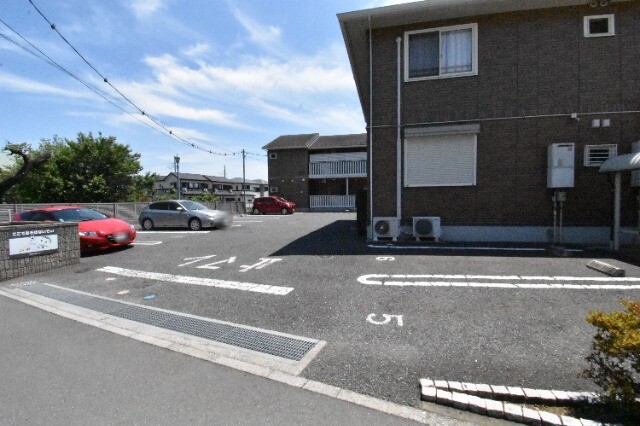 ��ʌ��������܎s�k�捡�H���̃A�p�[�g�̒��ԏ�