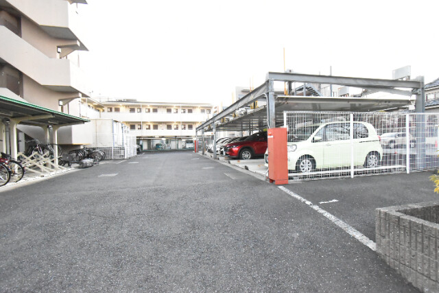 ��ʌ�����s������R���ڂ̃}���V�����̒��ԏ�