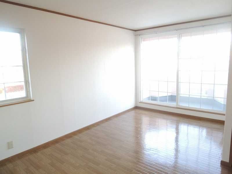 ��ʌ��k�����S�ɓޒ������S���ڂ̃A�p�[�g�̋��ԁE���r���O