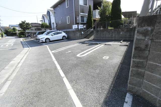 ��ʌ�����s�厚�����̃A�p�[�g�̒��ԏ�