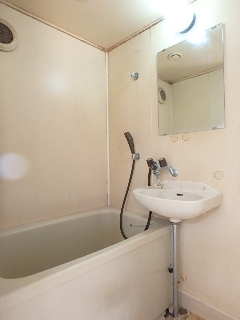 ��ʌ��������܎s�k����i���Q���ڂ̃A�p�[�g�̃o�X