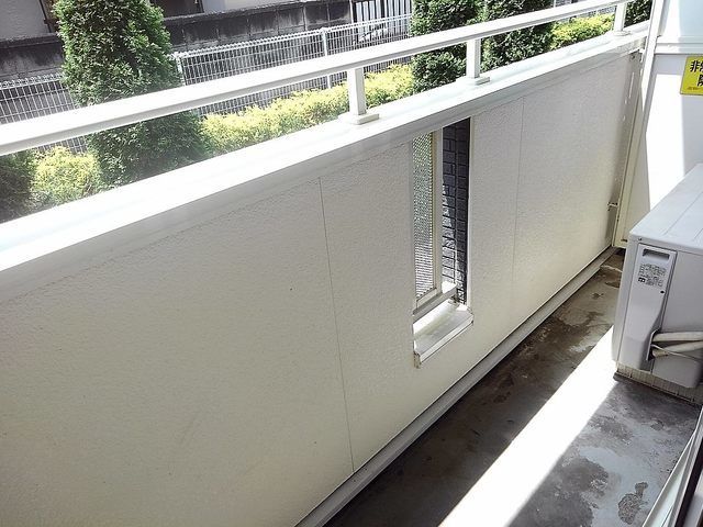 ��ʌ��z�J�s�{�{���Q���ڂ̃A�p�[�g�̃o���R�j�[