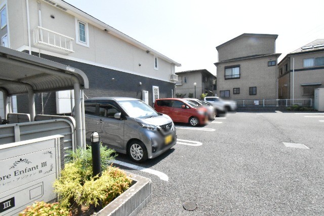 ��ʌ��z�J�s�{�{���Q���ڂ̃A�p�[�g�̒��ԏ�