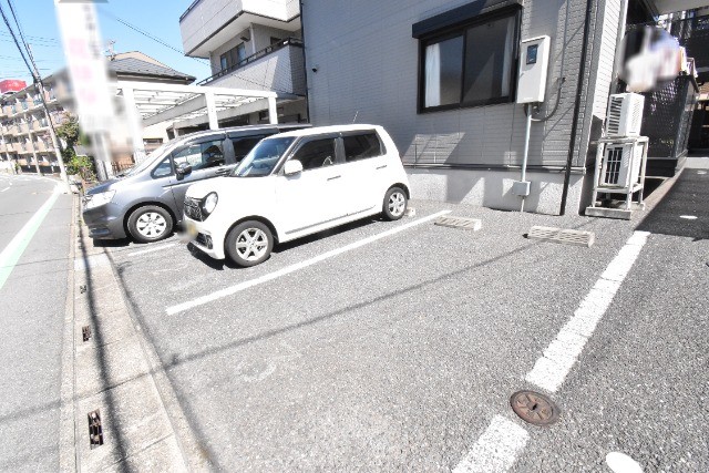 ��ʌ�����s�k����P���ڂ̃A�p�[�g�̒��ԏ�