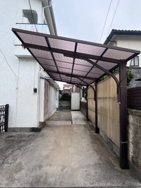 ��ʌ������s�F���q�̈�ˌ��Ă̒��ԏ�