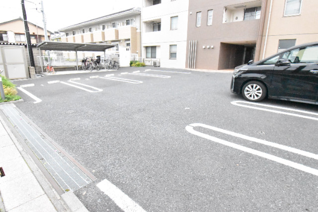 ��ʌ�����s�˒˓��R���ڂ̃}���V�����̒��ԏ�