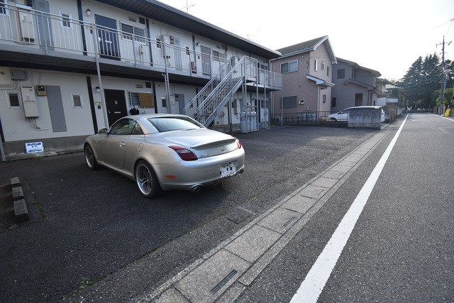 ��ʌ��������܎s�k��{�����S���ڂ̃A�p�[�g�̒��ԏ�