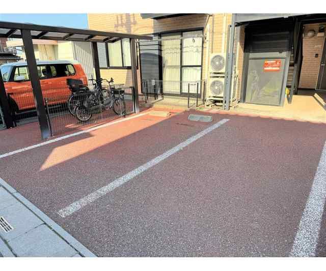 ��ʌ�����s�厚�ԎR�̃A�p�[�g�̒��ԏ�