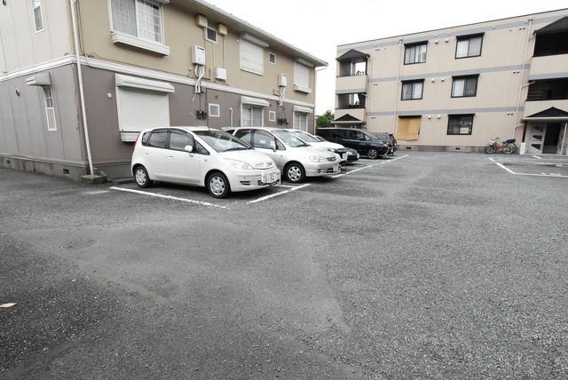 ��ʌ��������܎s�k����i���Q���ڂ̃A�p�[�g�̒��ԏ�