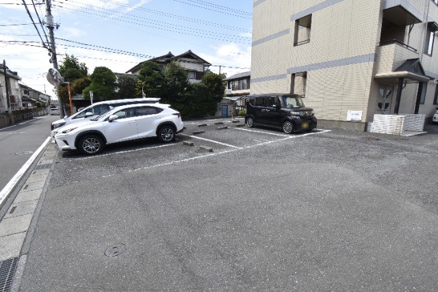 ��ʌ��������܎s�k����i���Q���ڂ̃A�p�[�g�̒��ԏ�