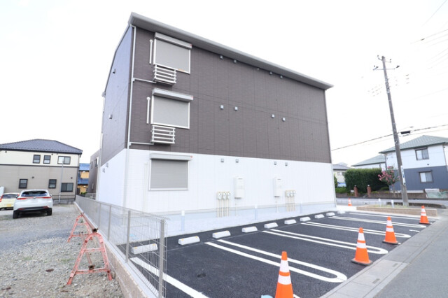 ��ʌ�����s����Q���ڂ̃A�p�[�g�̒��ԏ�