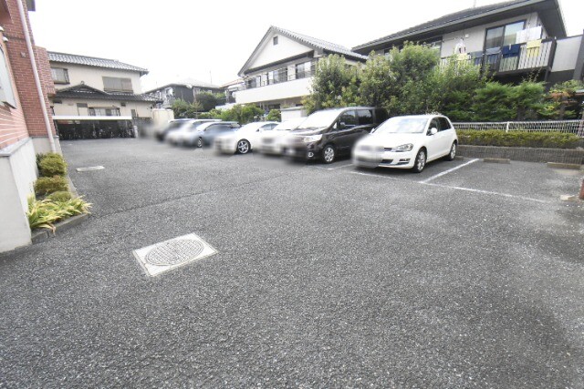 ��ʌ��@�c�s�@�c�P���ڂ̃}���V�����̒��ԏ�