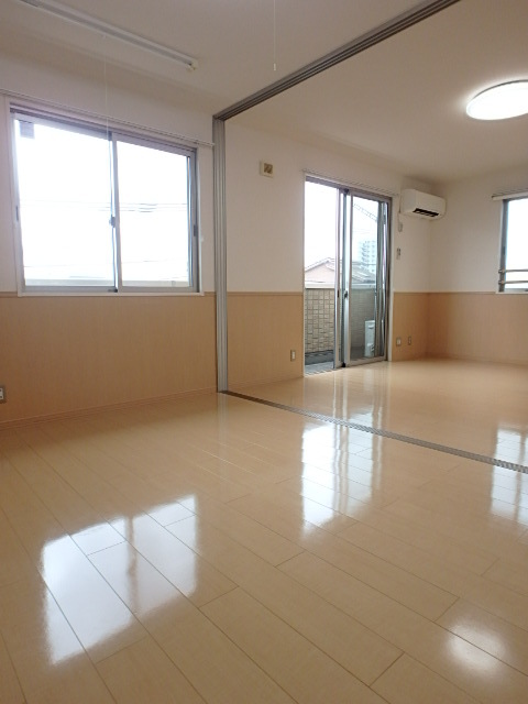 ��ʌ��������܎s��{��听���P���ڂ̃A�p�[�g�̋����E���r���O