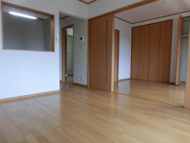 ��ʌ������s�V�����X���ڂ̃A�p�[�g�̋��ԁE���r���O