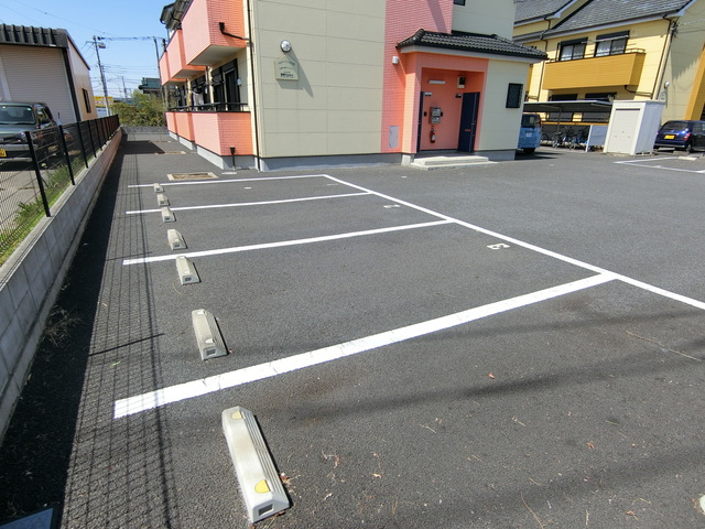 ��ʌ������s�V�����X���ڂ̃A�p�[�g�̒��ԏ�