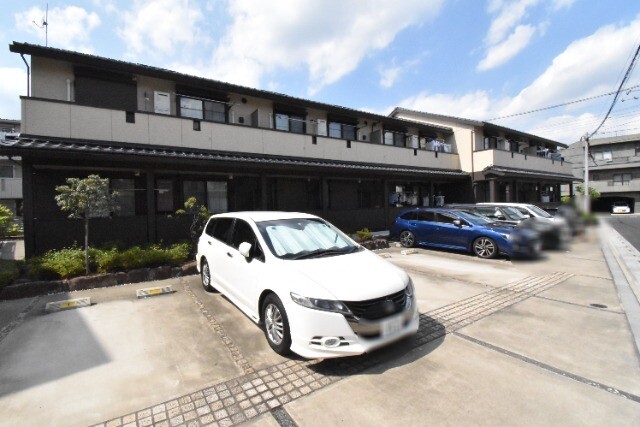 ��ʌ��������܎s�k��{�����̃A�p�[�g�̒��ԏ�