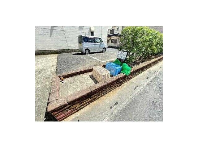 ��ʌ��z�J�s�{�{���T���ڂ̃A�p�[�g�̒��ԏ�