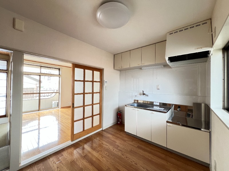 ��ʌ�����s������R���ڂ̃A�p�[�g�̋��ԁE���r���O