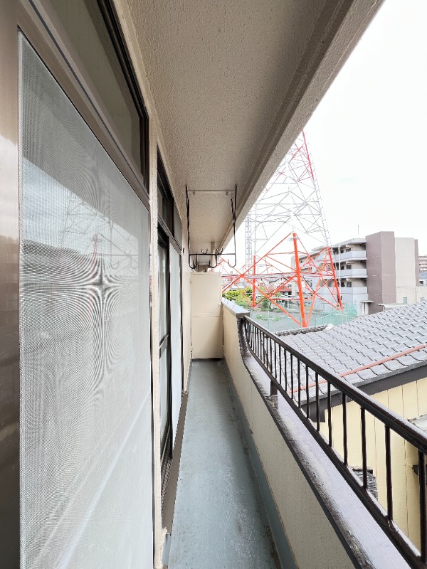 ��ʌ�����s������R���ڂ̃A�p�[�g�̃o���R�j�[