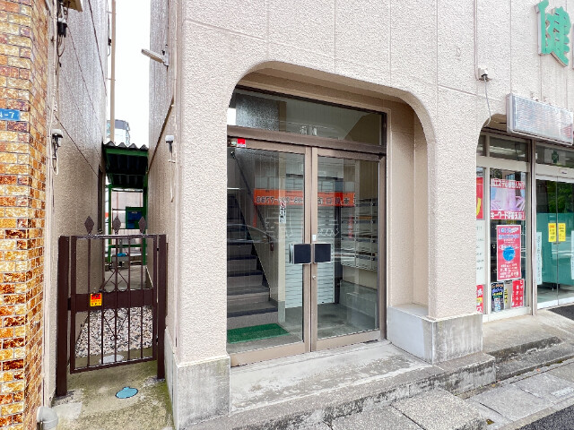 ��ʌ�����s������R���ڂ̃A�p�[�g�̃G���g�����X