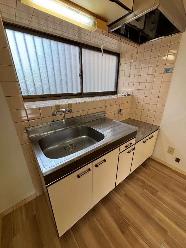 ��ʌ��������܎s�k��{�����R���ڂ̃A�p�[�g�̃L�b�`��