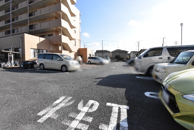 ��ʌ������s���h�P���ڂ̃}���V�����̒��ԏ�