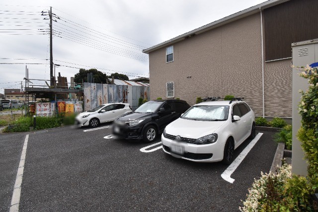 ��ʌ�����s�厚���s�k�J�̃A�p�[�g�̒��ԏ�