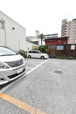 ��ʌ������s�h���R���ڂ̃}���V�����̒��ԏ�