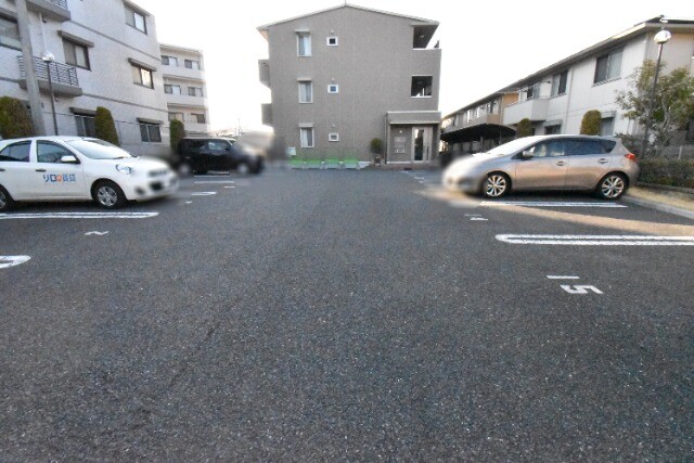 ��ʌ��z�J�s�J�����P���ڂ̃A�p�[�g�̒��ԏ�