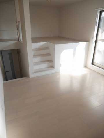 ��ʌ�����s���ԂP���ڂ̃A�p�[�g�̋��ԁE���r���O