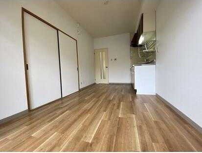 ��ʌ��z�J�s�ԎR���Q���ڂ̃}���V�����̋��ԁE���r���O