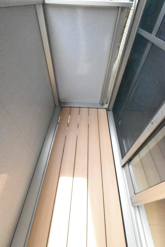 ��ʌ������s�������̃A�p�[�g�̃o���R�j�[