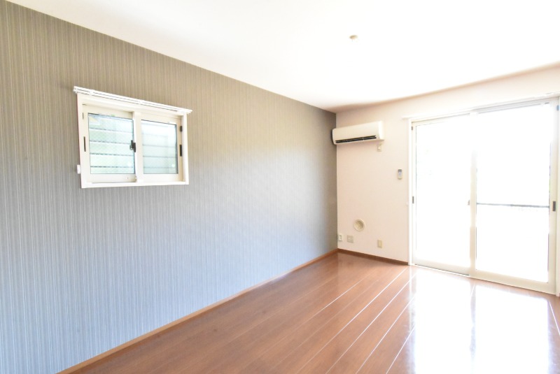 ��ʌ������s���U���ڂ̃A�p�[�g�̋����E���r���O