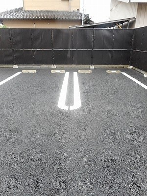 ��ʌ������s�V�����X���ڂ̃A�p�[�g�̒��ԏ�