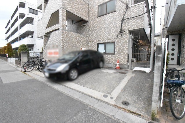 ��ʌ�����s�˒˓��R���ڂ̃}���V�����̒��ԏ�