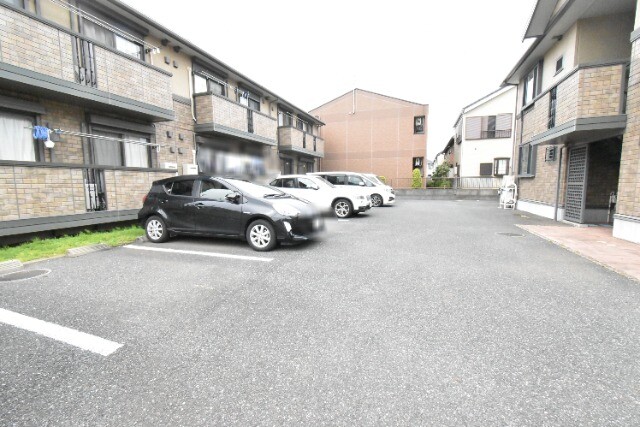 ��ʌ�����s�����Q���ڂ̃A�p�[�g�̒��ԏ�