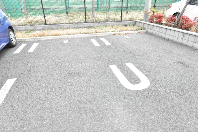 ��ʌ��z�J�s���C�N�^�E���V���ڂ̃A�p�[�g�̒��ԏ�